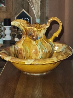 Vintage-Inspired Yellow Ceramic Pitcher and Basin Set
